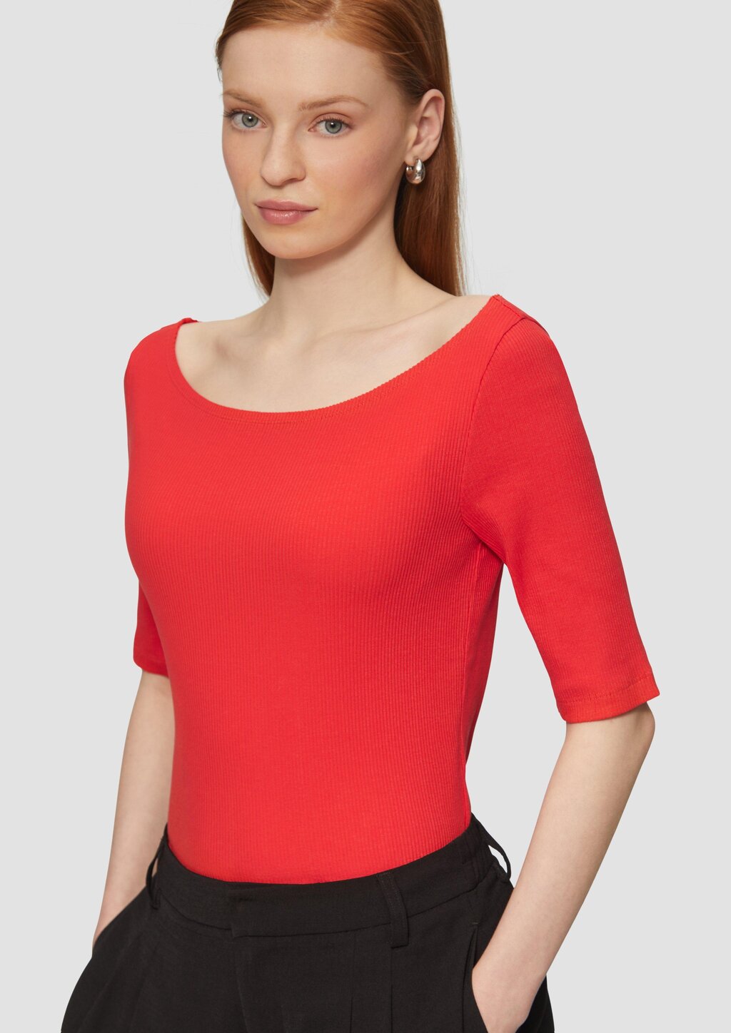 Schmales Rippshirt mit U-Boot Ausschnitt