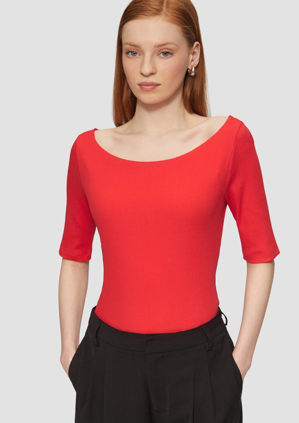 Schmales Rippshirt mit U-Boot Ausschnitt