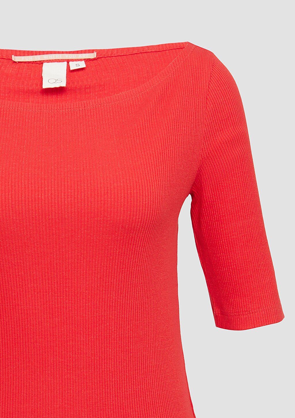 Schmales Rippshirt mit U-Boot Ausschnitt