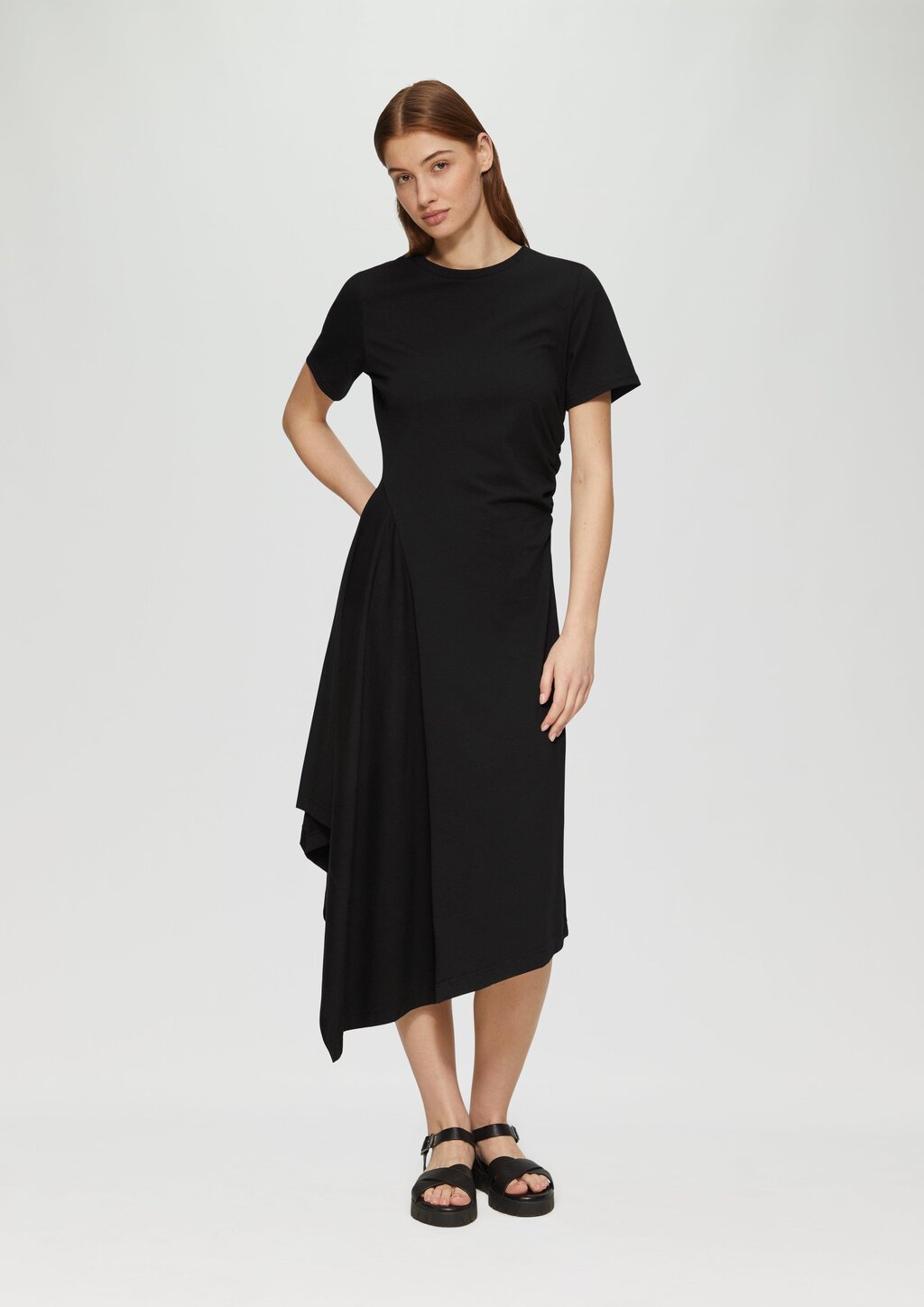 Tailliertes Midikleid mit Raffungen und asymmetrischem Rock