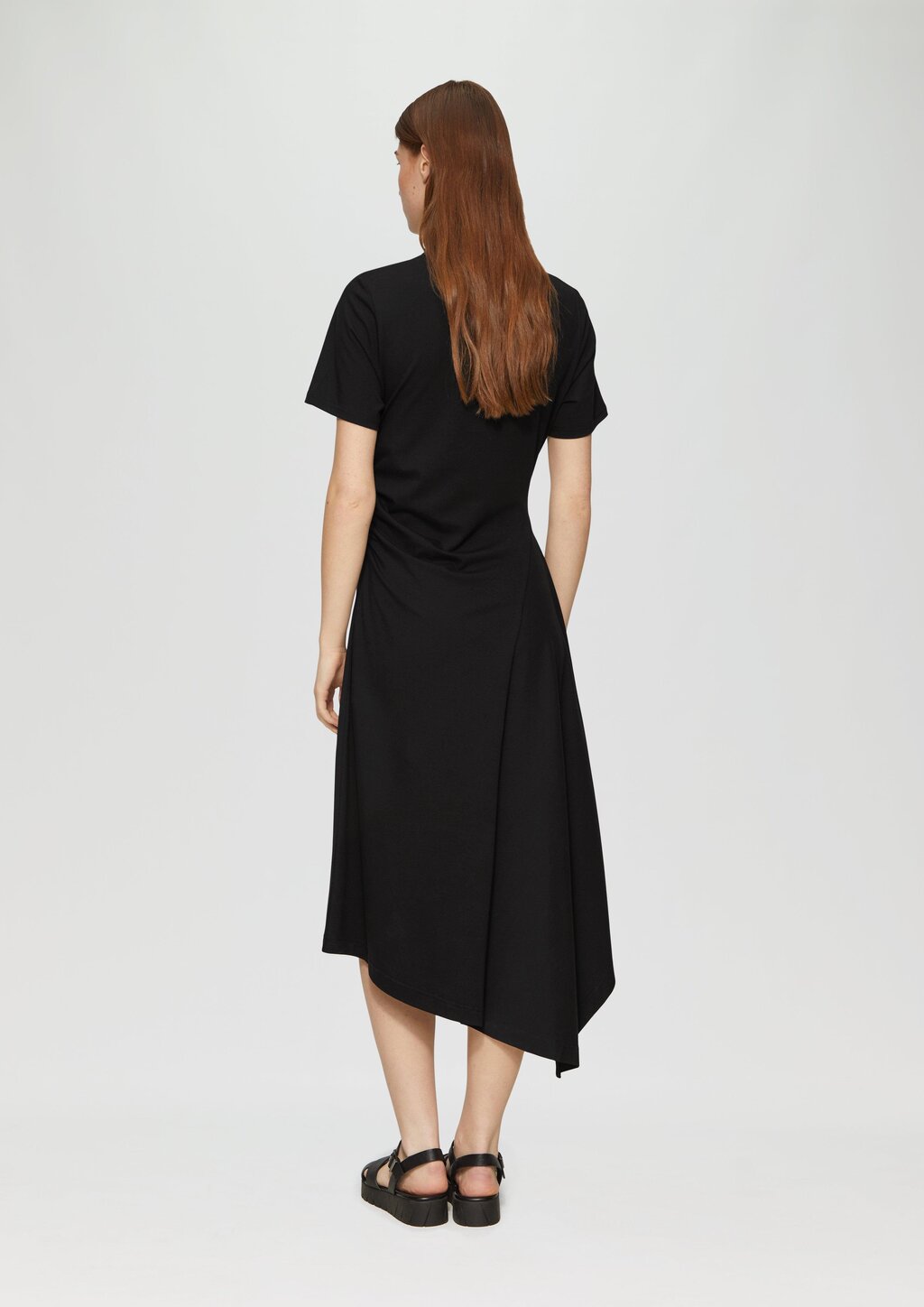 Tailliertes Midikleid mit Raffungen und asymmetrischem Rock