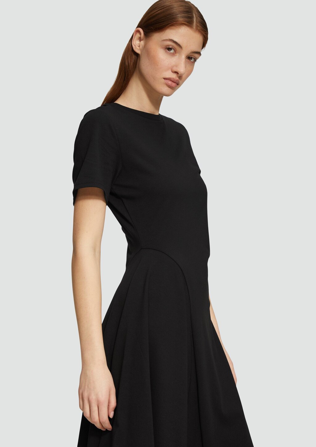 Tailliertes Midikleid mit Raffungen und asymmetrischem Rock