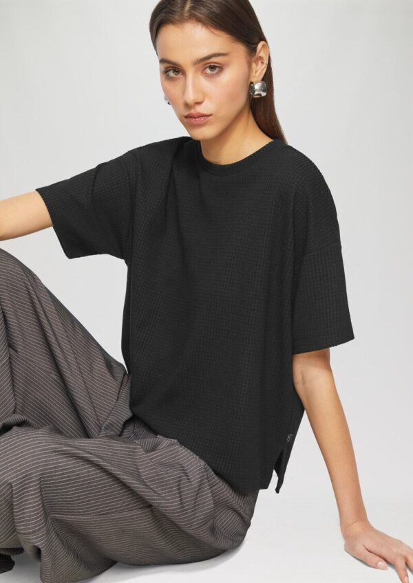 Rundhalsshirt mit überschnittener Schulter aus einer strukturierten Ware