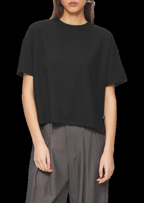 Rundhalsshirt mit überschnittener Schulter aus einer strukturierten Ware