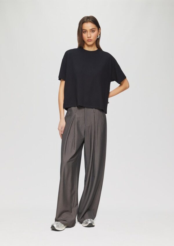 Rundhalsshirt mit überschnittener Schulter aus einer strukturierten Ware