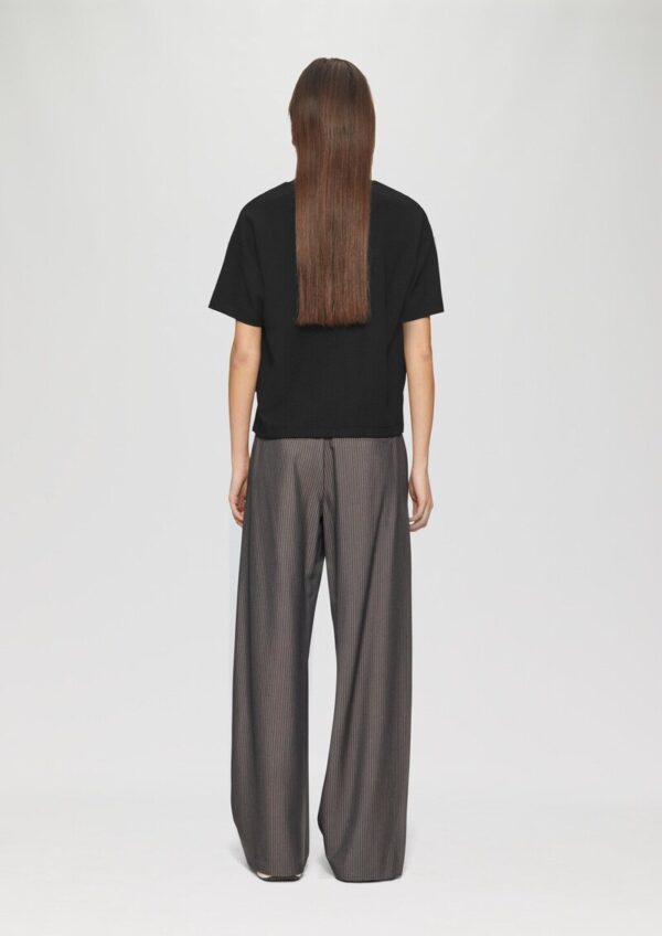 Rundhalsshirt mit überschnittener Schulter aus einer strukturierten Ware