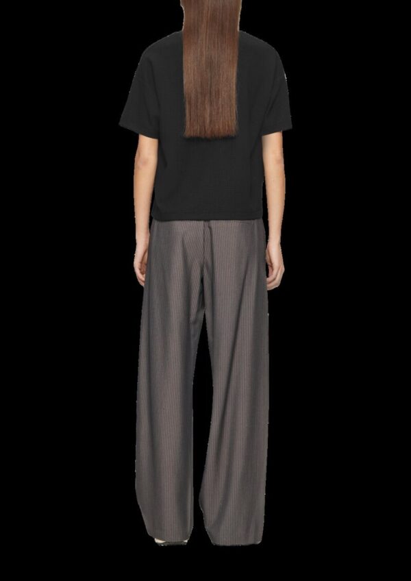 Rundhalsshirt mit überschnittener Schulter aus einer strukturierten Ware