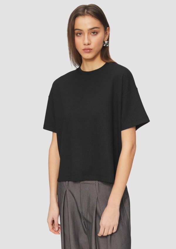 Rundhalsshirt mit überschnittener Schulter aus einer strukturierten Ware