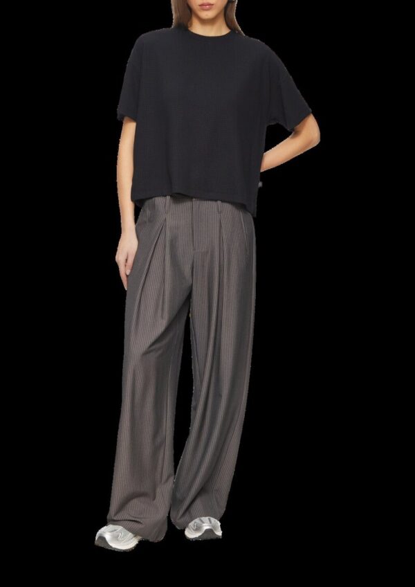 Rundhalsshirt mit überschnittener Schulter aus einer strukturierten Ware