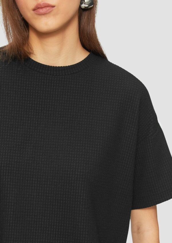 Rundhalsshirt mit überschnittener Schulter aus einer strukturierten Ware