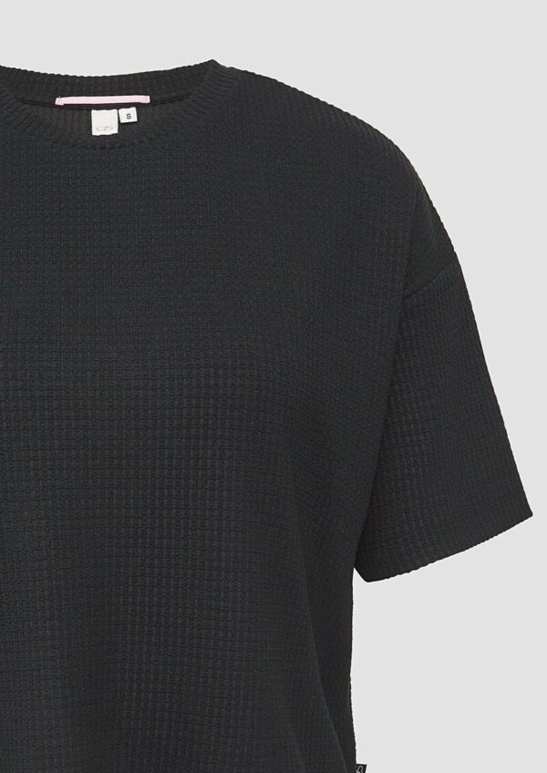 Rundhalsshirt mit überschnittener Schulter aus einer strukturierten Ware