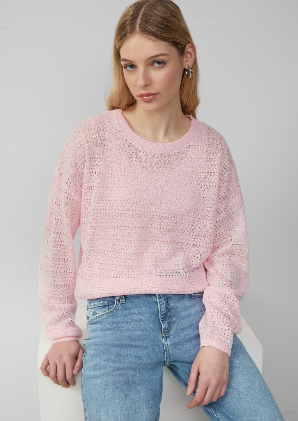 leichter Pullover mit Ajourmuster