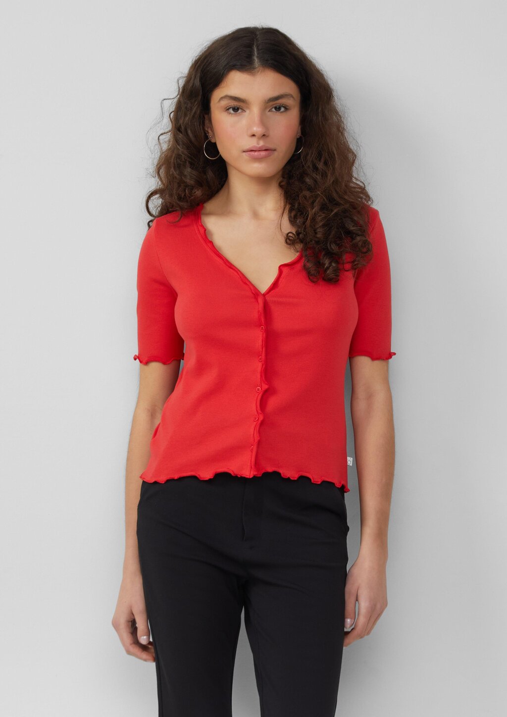 Rippshirt mit Babylock-Kanten und Knopf-Detail