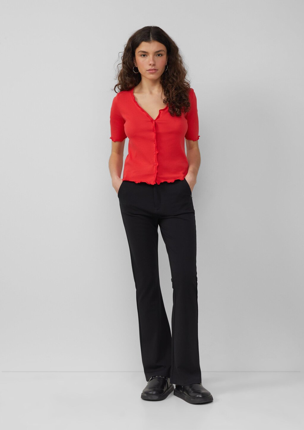 Rippshirt mit Babylock-Kanten und Knopf-Detail