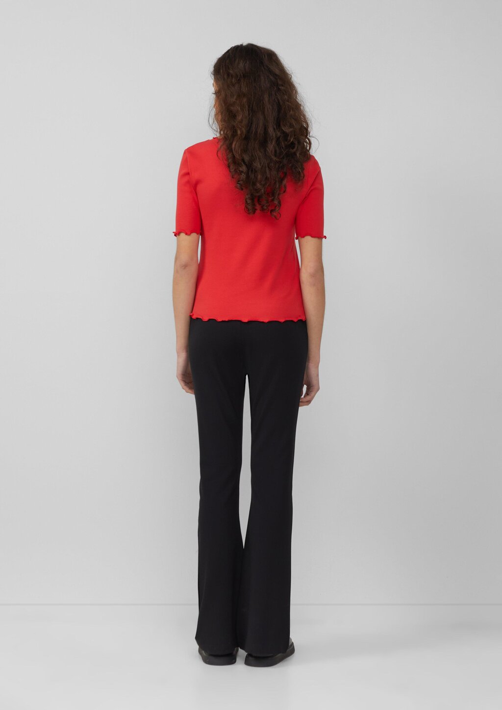 Rippshirt mit Babylock-Kanten und Knopf-Detail