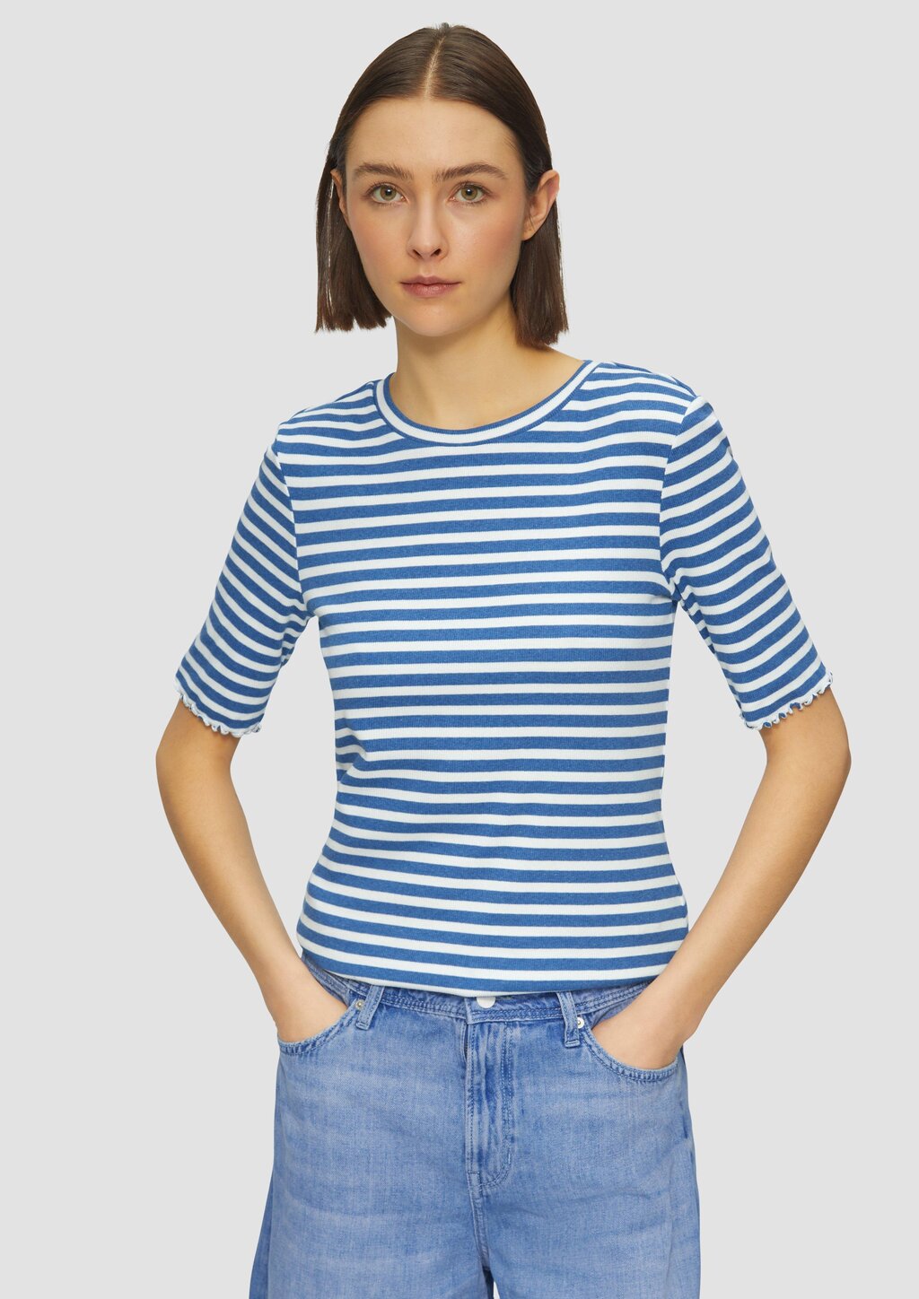 Geripptes T-Shirt mit Ziersaum