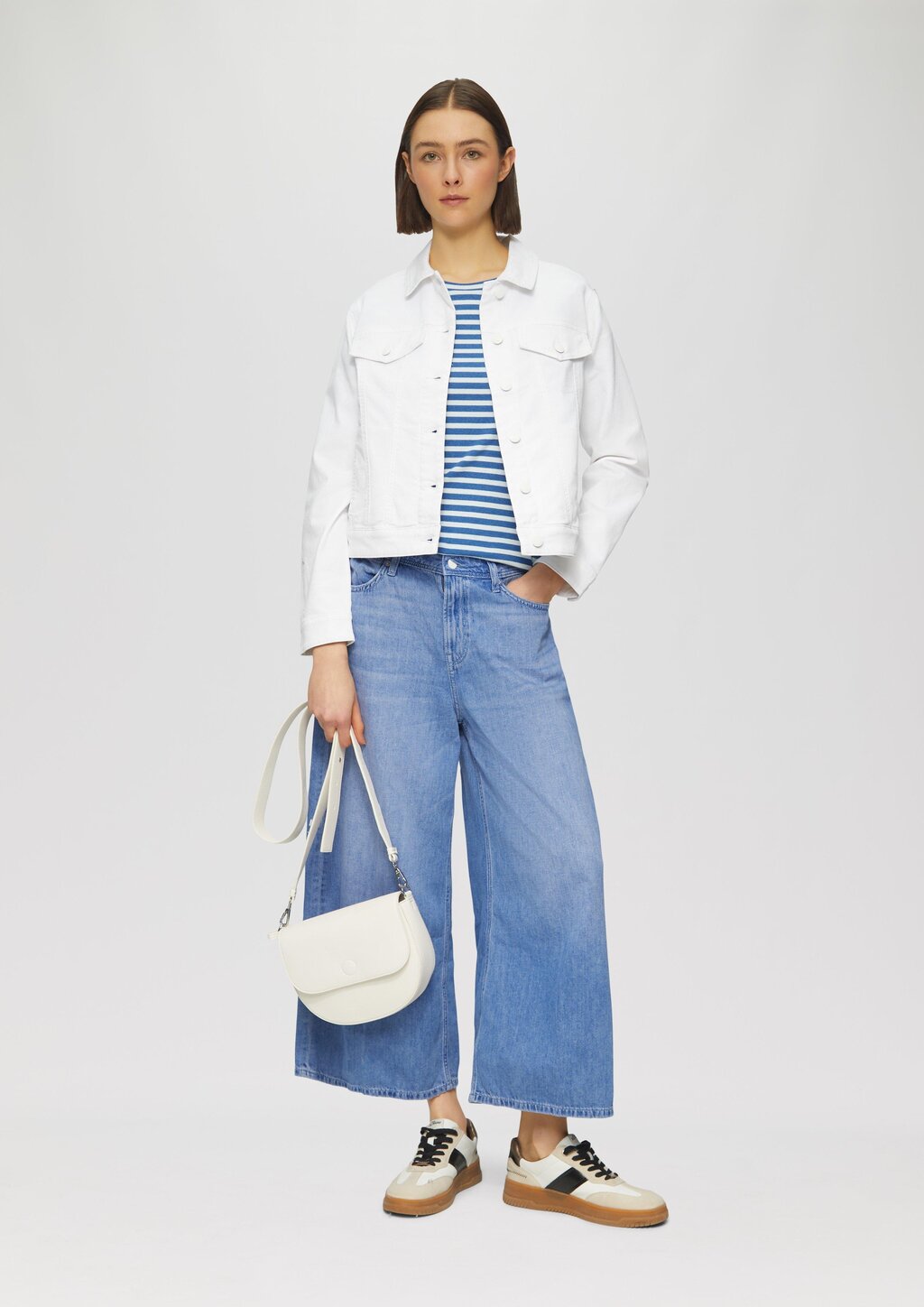 Geripptes T-Shirt mit Ziersaum