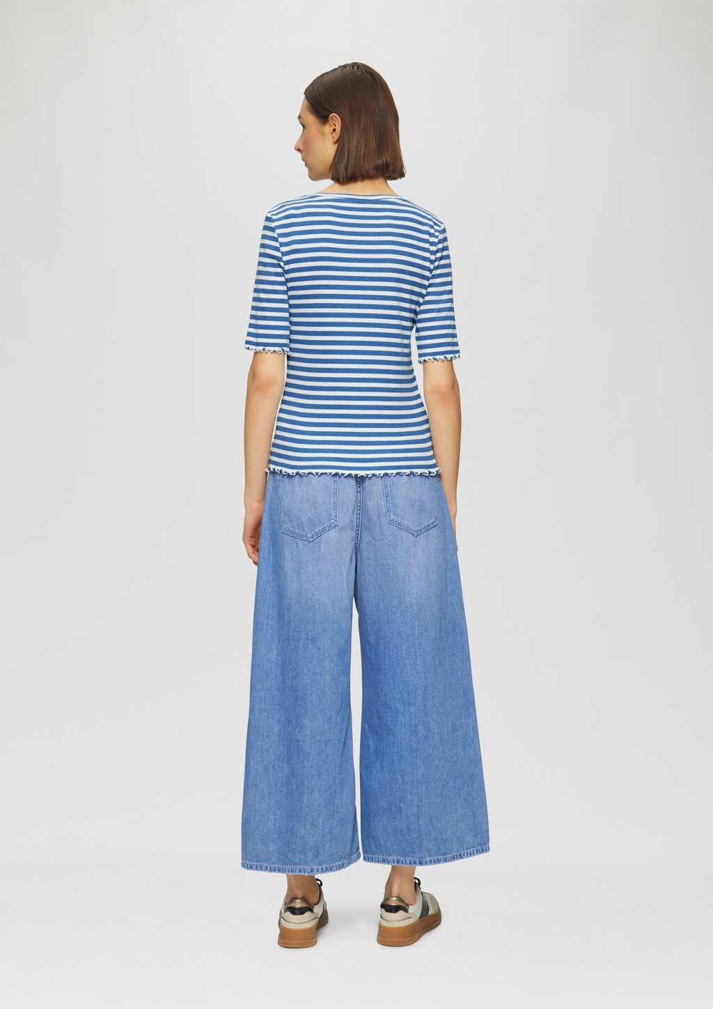 Geripptes T-Shirt mit Ziersaum