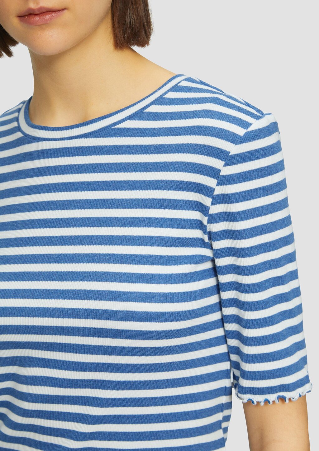 Geripptes T-Shirt mit Ziersaum