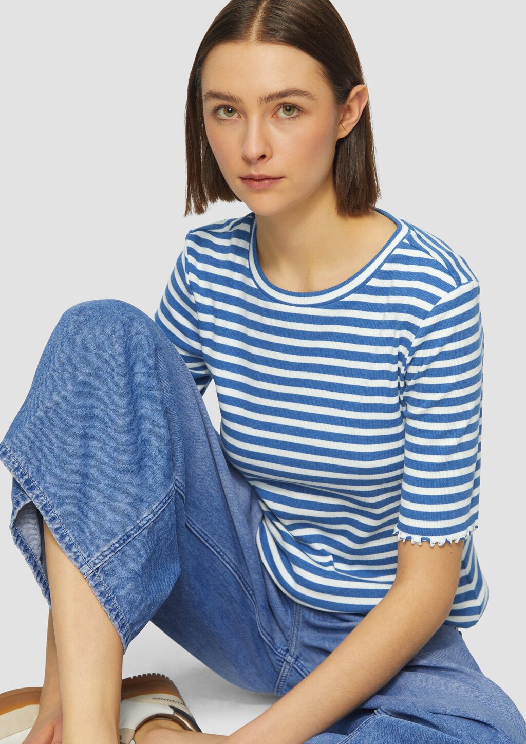 Geripptes T-Shirt mit Ziersaum