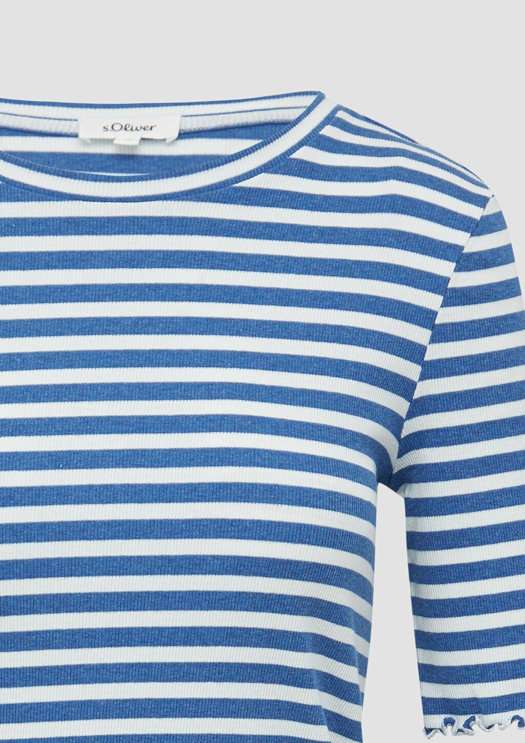 Geripptes T-Shirt mit Ziersaum