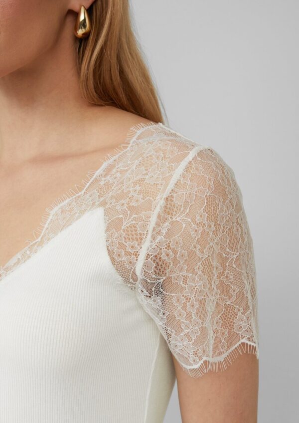 Feminines Ripp-Shirt im Slim Fit mit Spitze