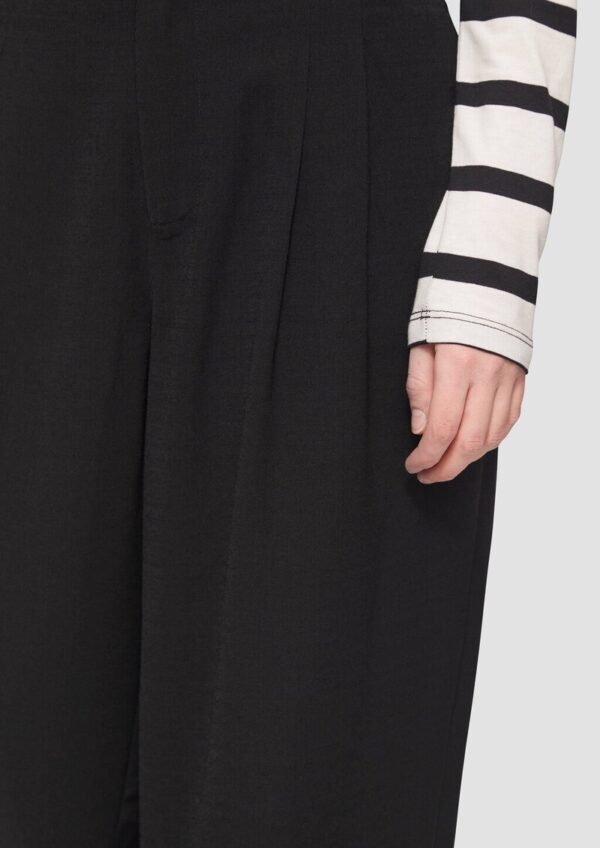 Bundfaltenhose mit weitem Bein
