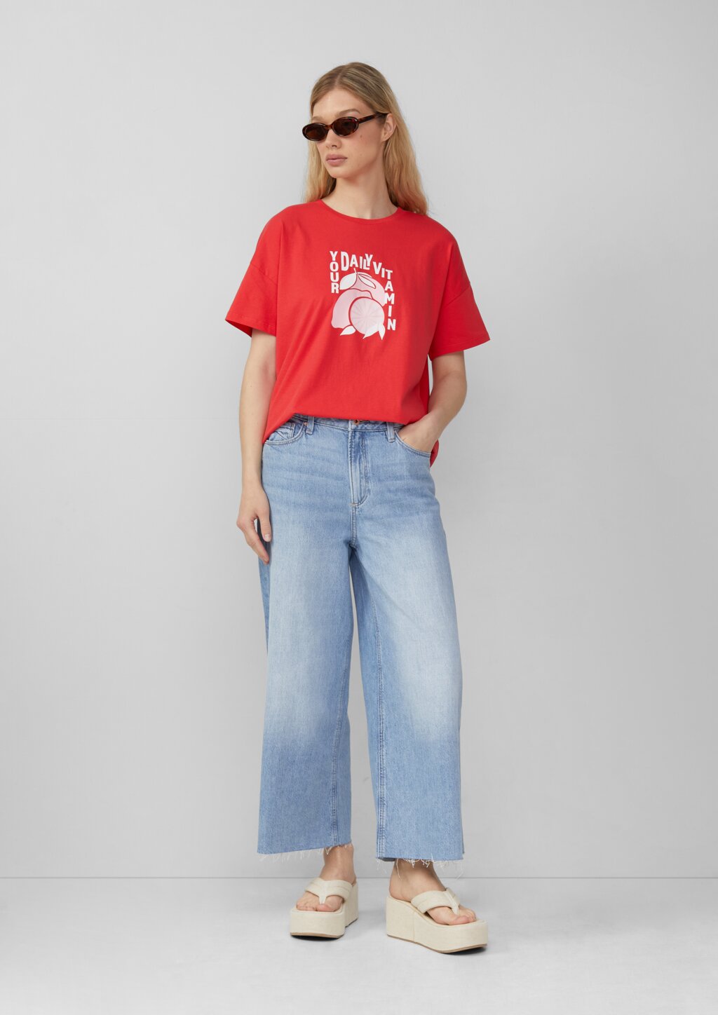 Baumwollshirt mit überschnittener Schulter und Frontprint