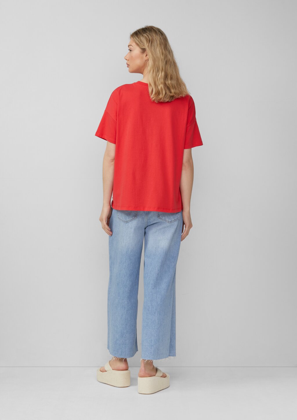 Baumwollshirt mit überschnittener Schulter und Frontprint