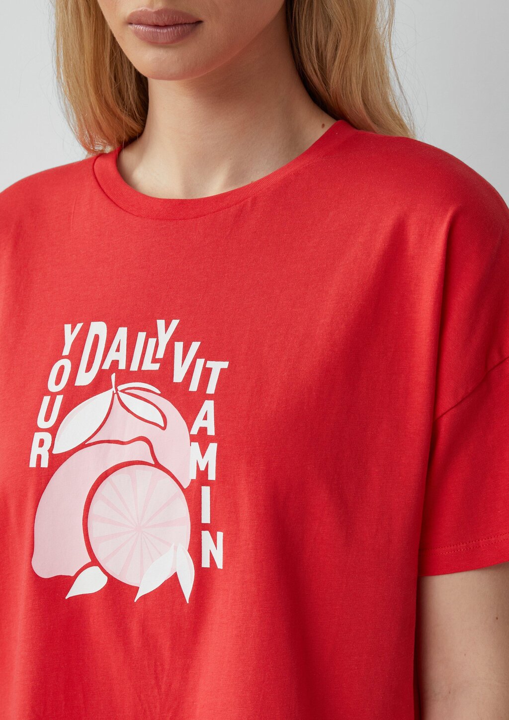 Baumwollshirt mit überschnittener Schulter und Frontprint