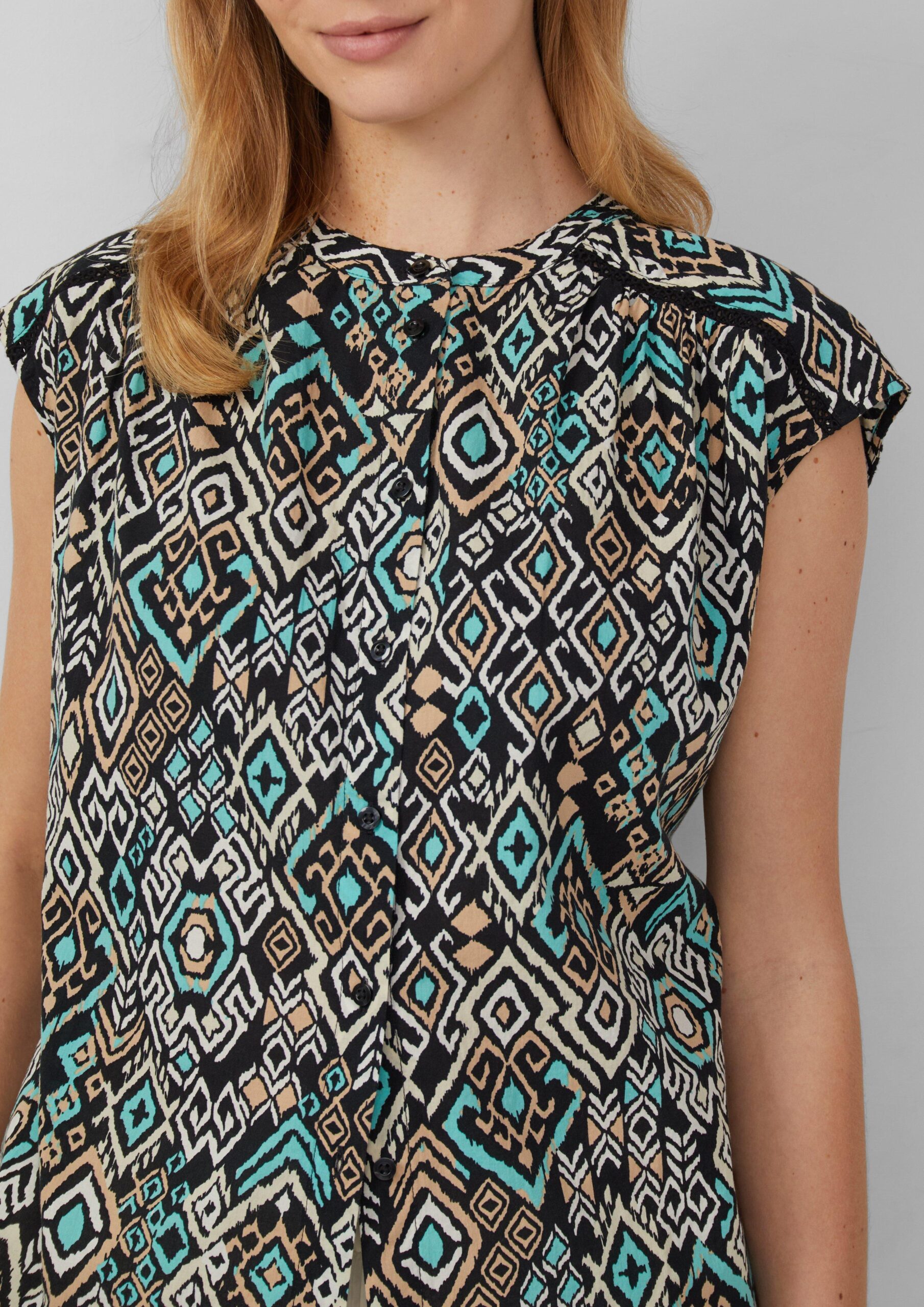 Weites Blusentop mit Raffung und Spitzen-Detail