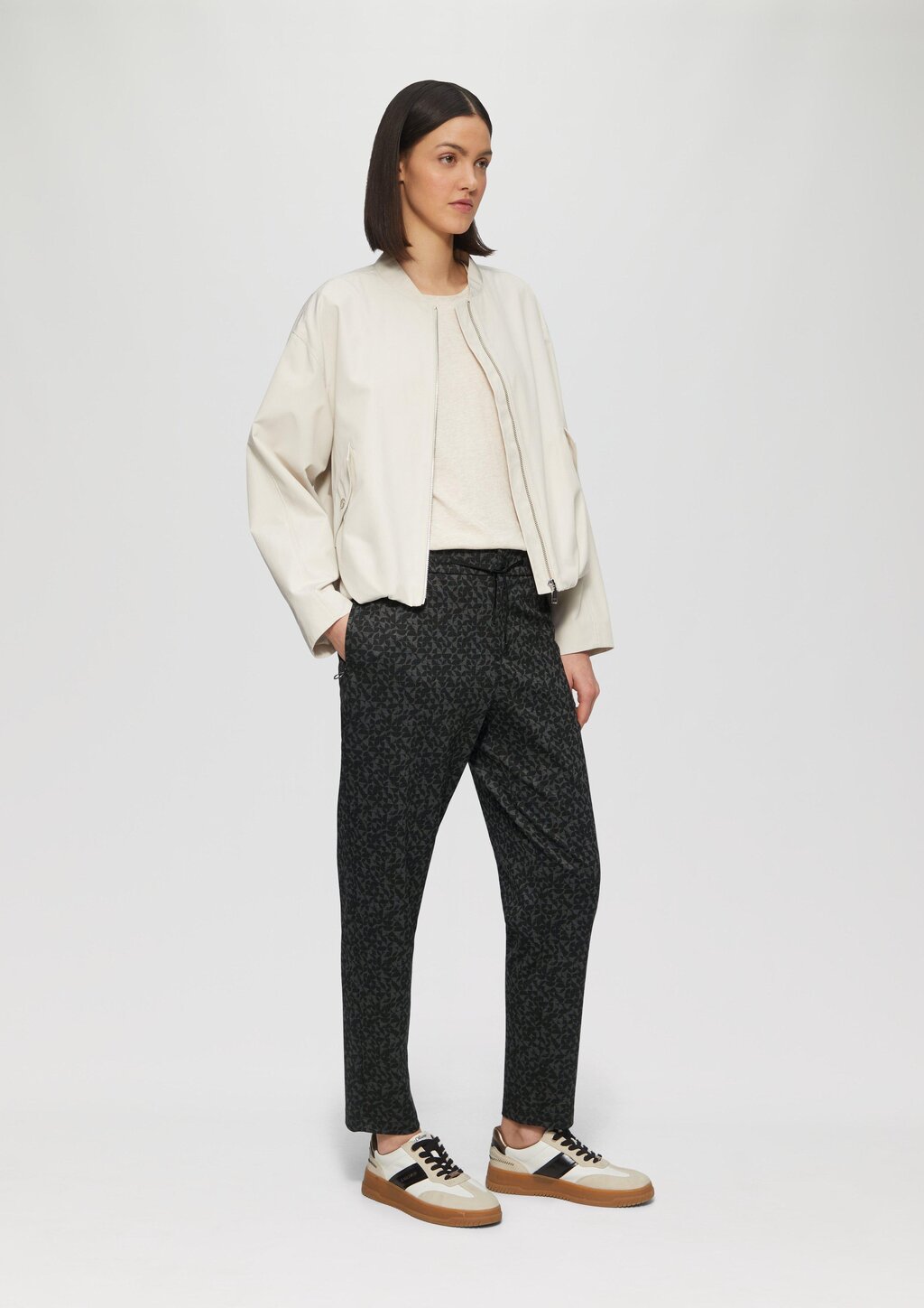 Gemusterte Jogpants und Reißverschlusstaschen