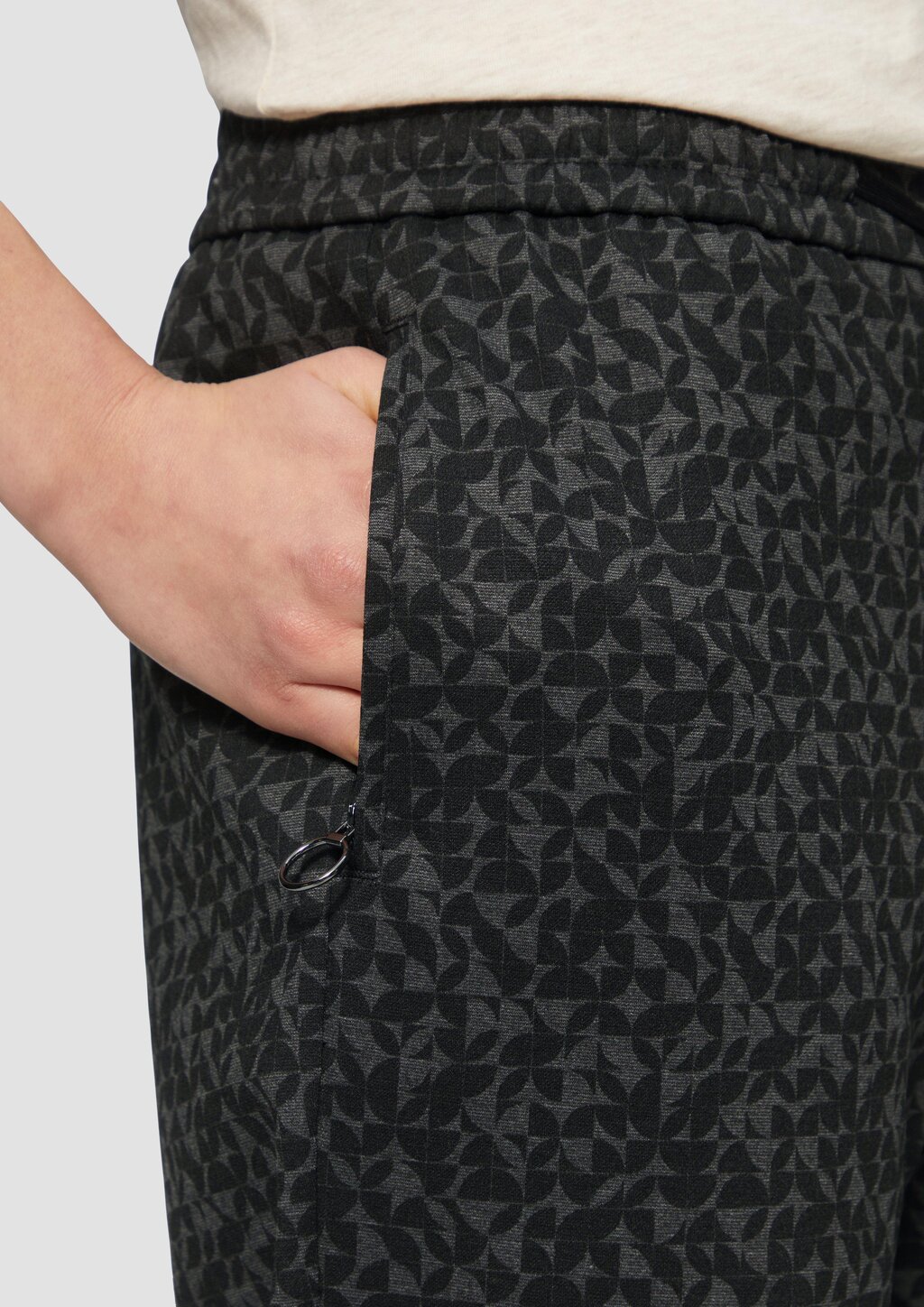 Gemusterte Jogpants und Reißverschlusstaschen