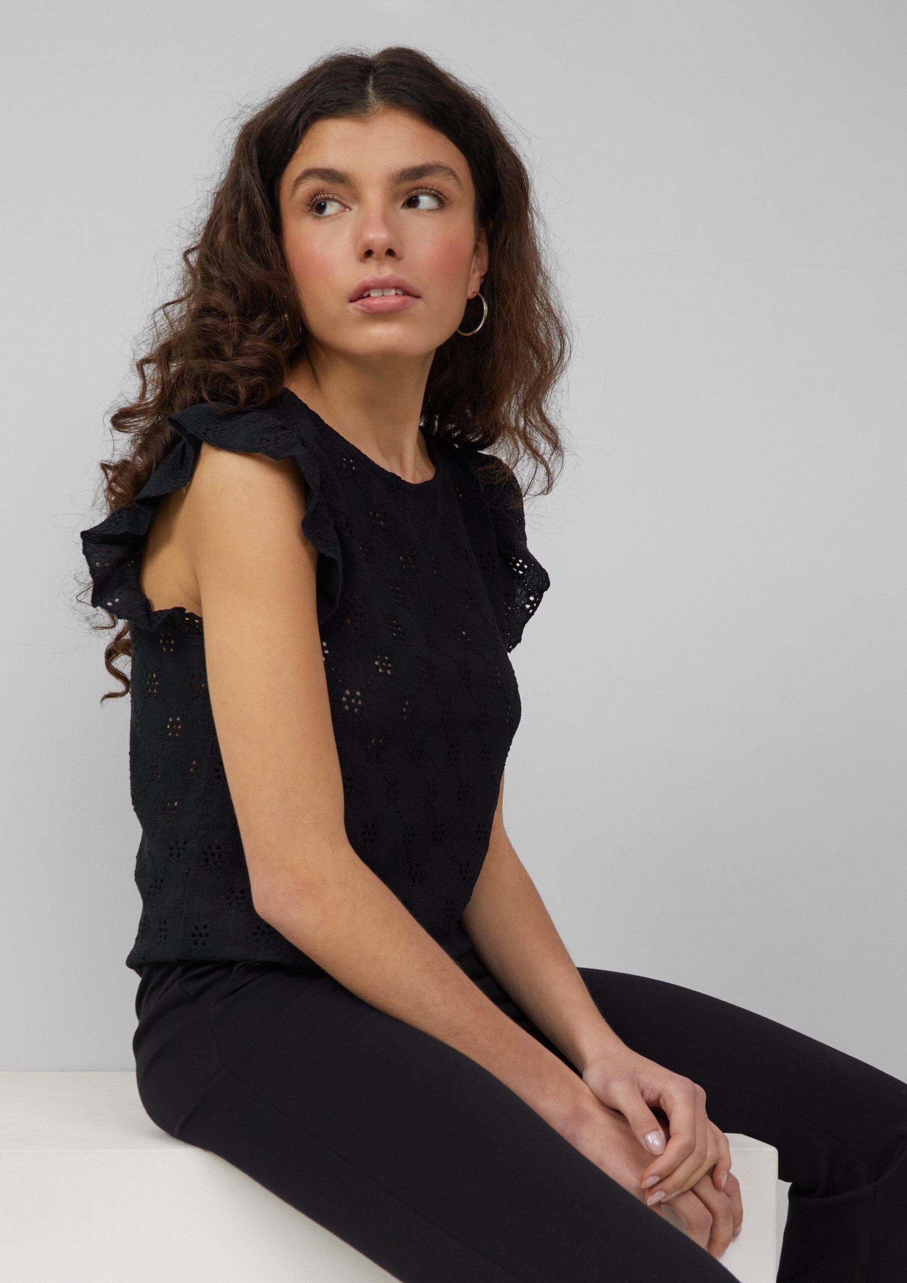 Top mit Lochstickerei und Volant am Arm