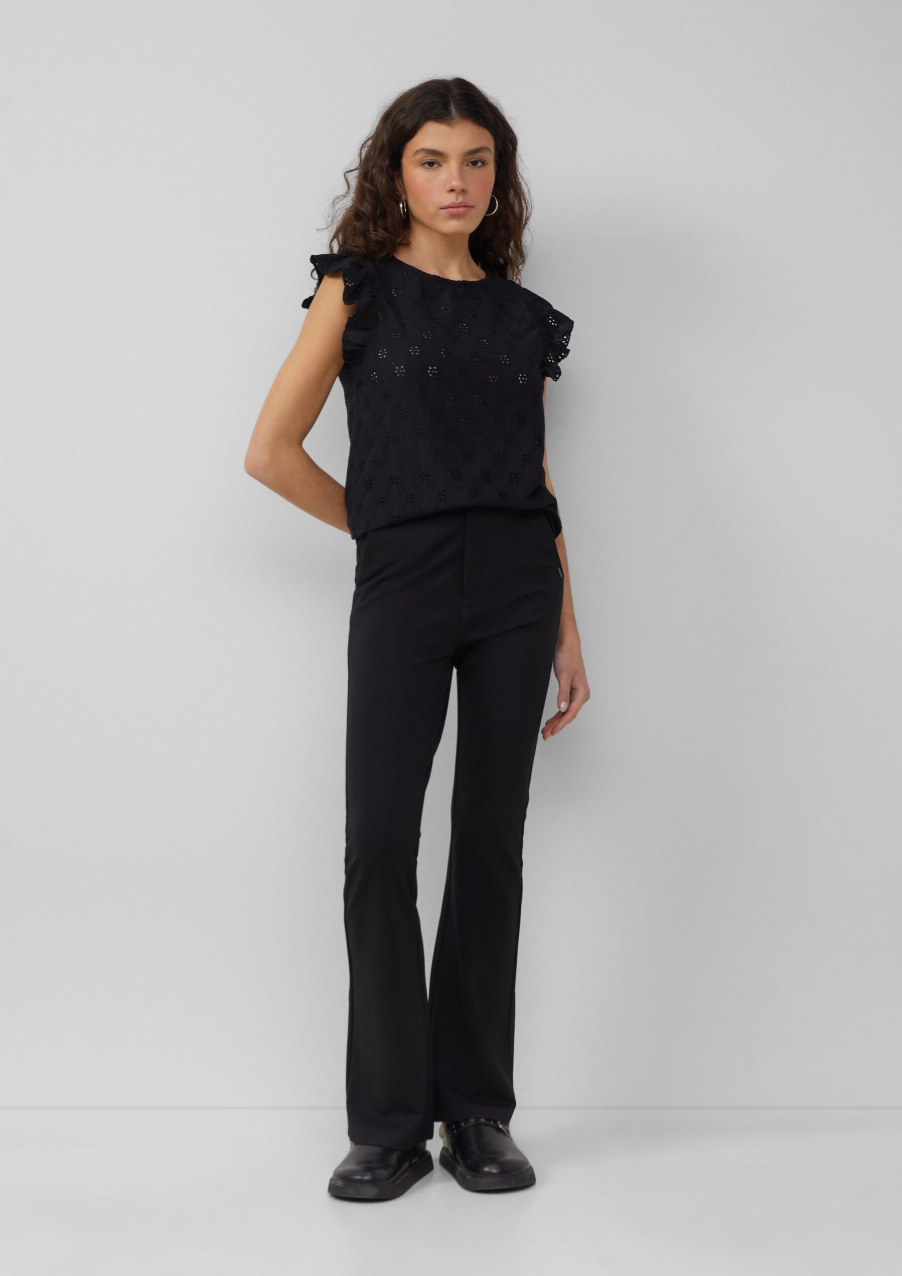 Top mit Lochstickerei und Volant am Arm