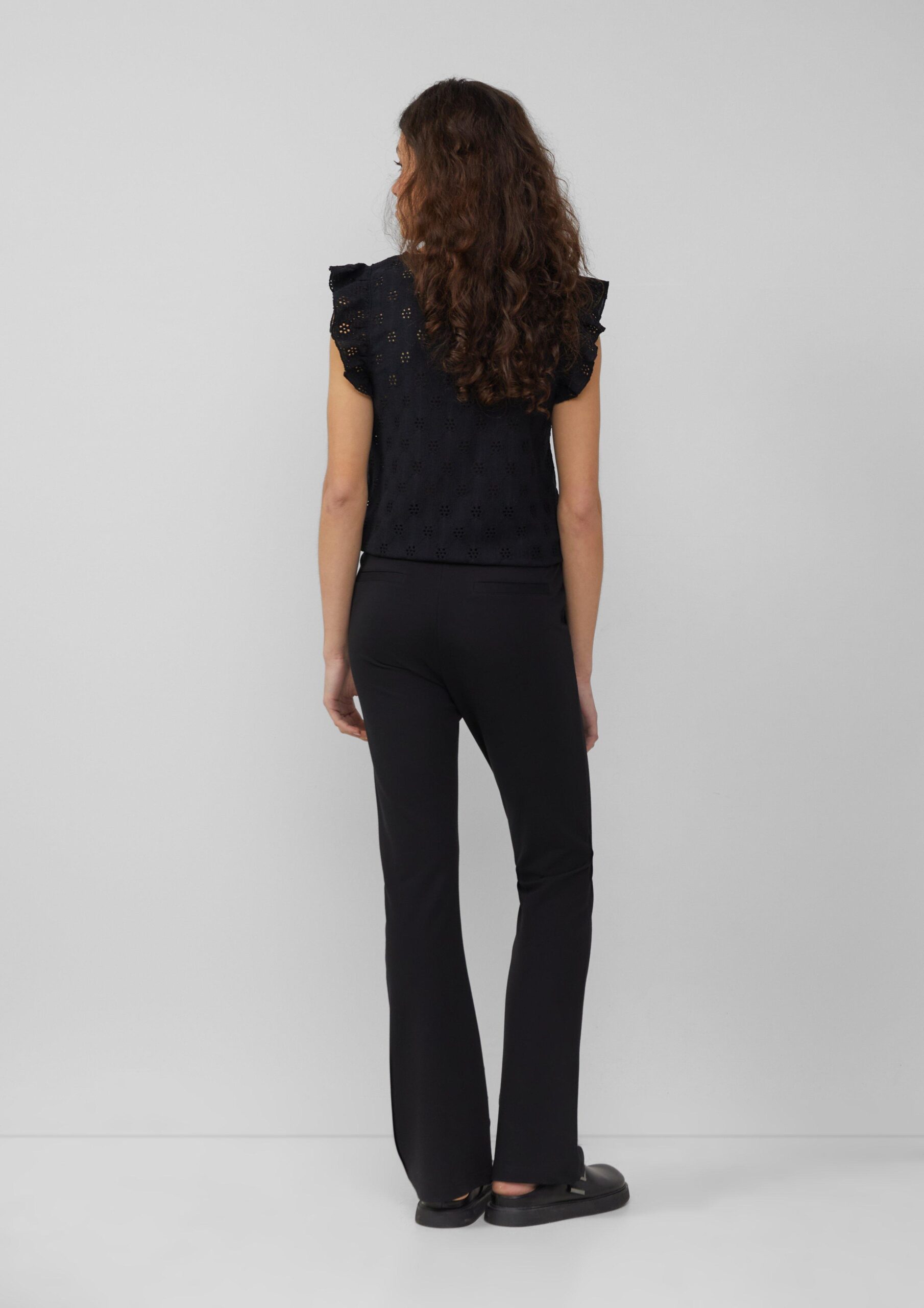Top mit Lochstickerei und Volant am Arm