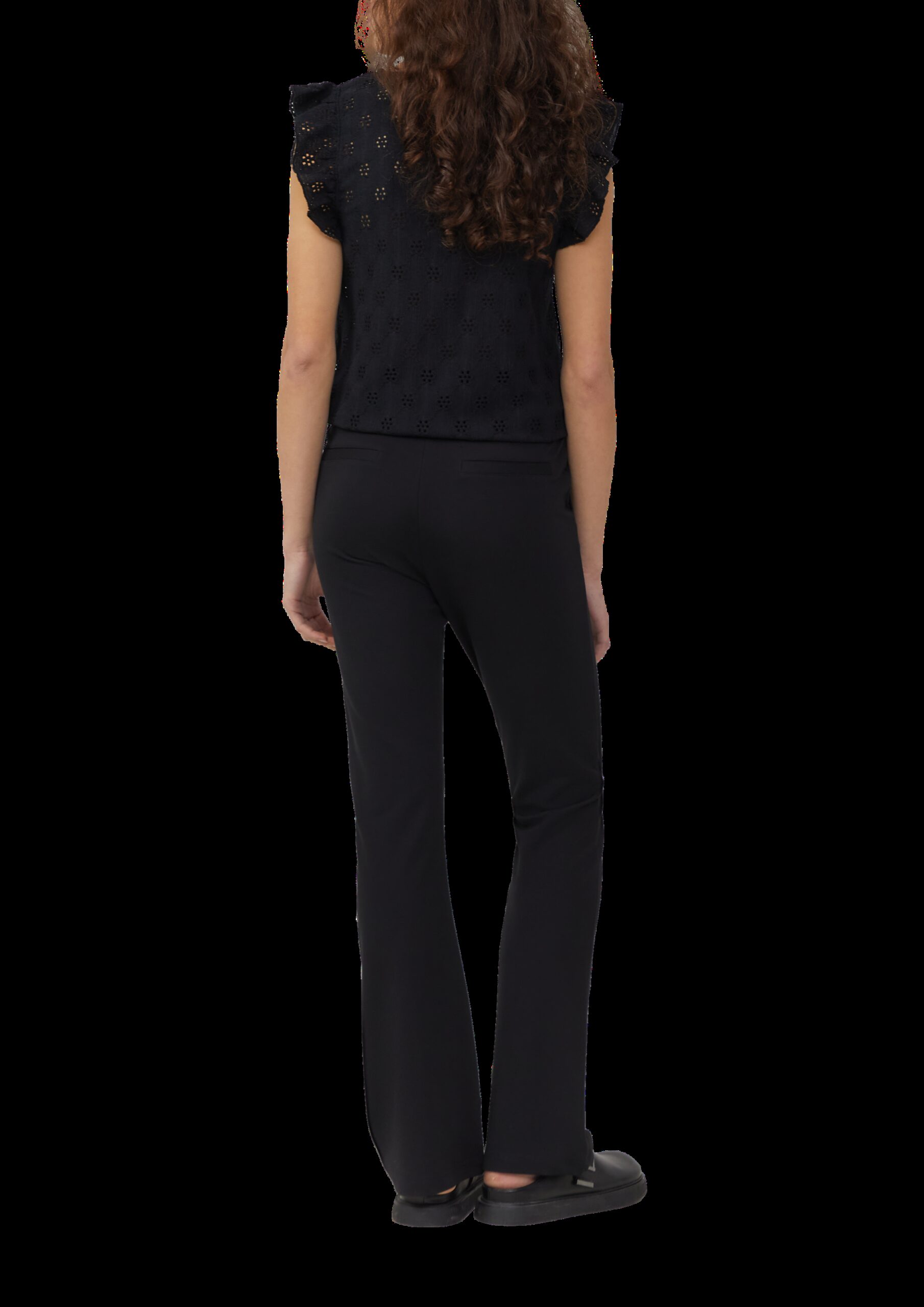 Top mit Lochstickerei und Volant am Arm