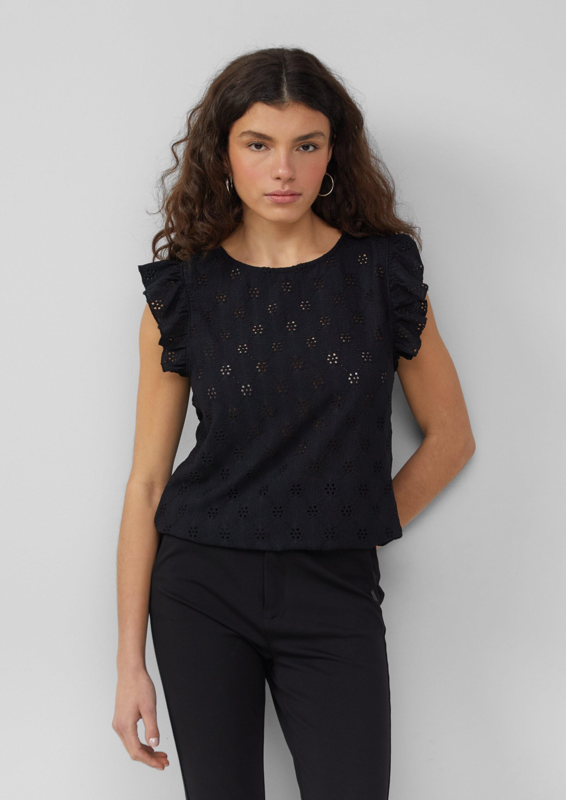 Top mit Lochstickerei und Volant am Arm