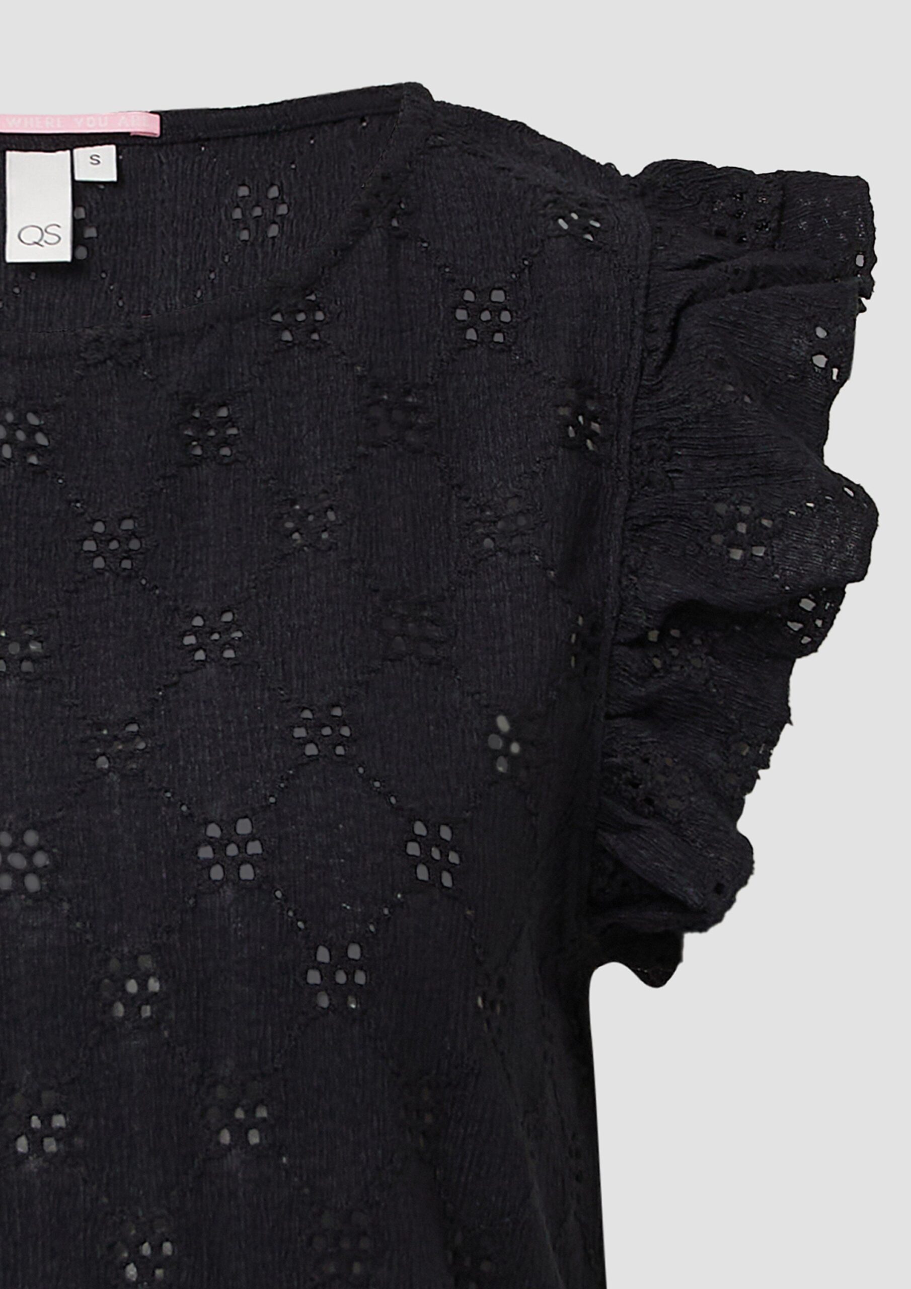 Top mit Lochstickerei und Volant am Arm