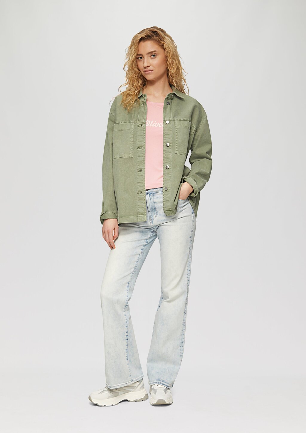 Fließendes Jersey-Shirt mit Artwork und überschnittenen Schultern