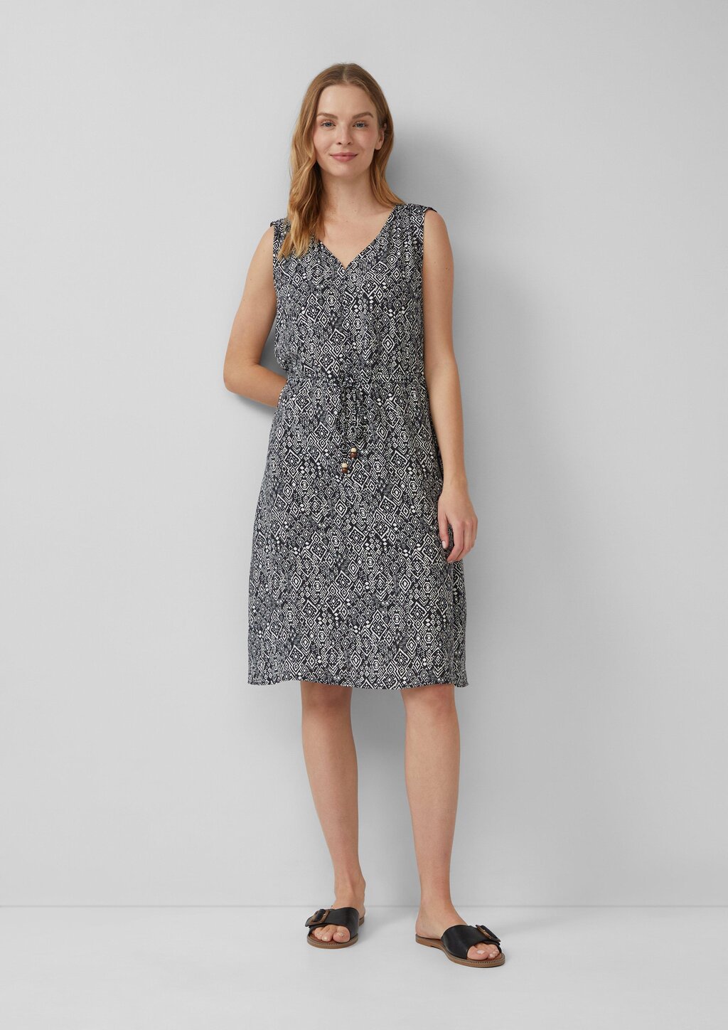 Kurzes Kleid aus strukturiertem Viskosemix mit Binde-Detail