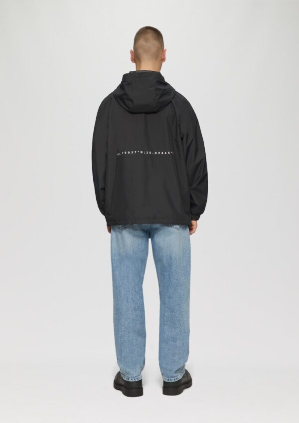Windbreaker-Jacke mit Kapuze und Rückenprint