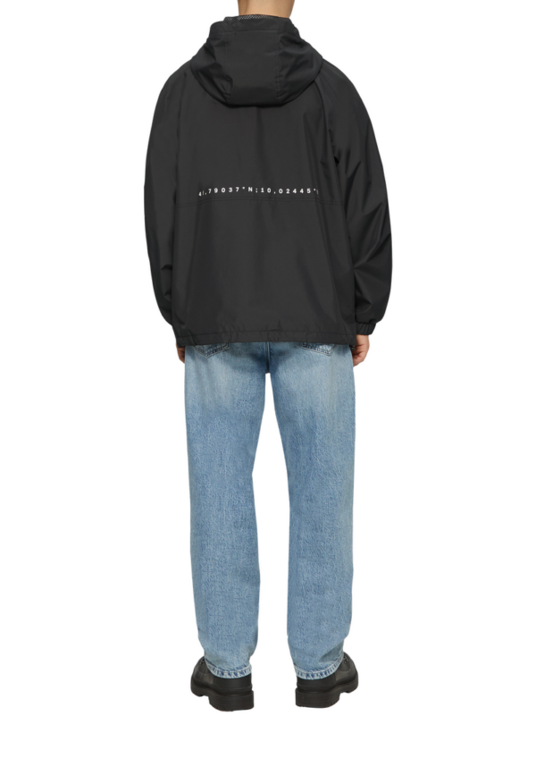 Windbreaker-Jacke mit Kapuze und Rückenprint