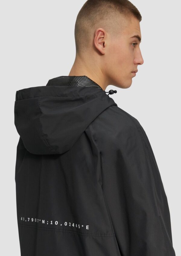 Windbreaker-Jacke mit Kapuze und Rückenprint
