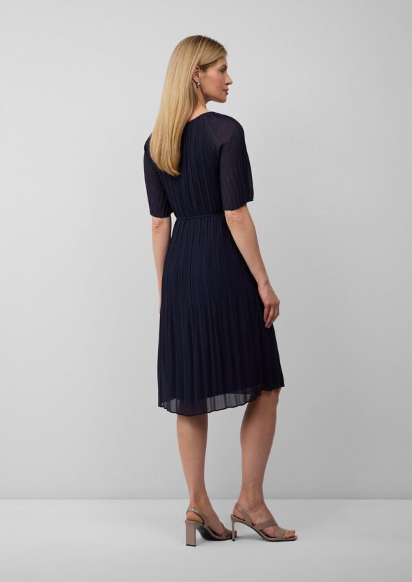 Plissiertes Chiffonkleid mit Bindegürtel