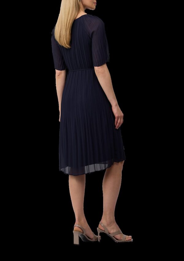 Plissiertes Chiffonkleid mit Bindegürtel