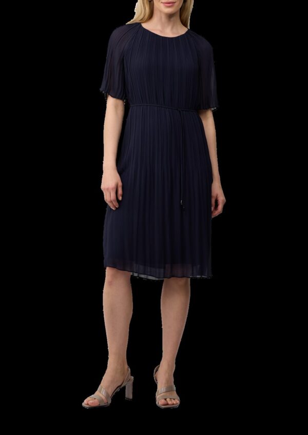 Plissiertes Chiffonkleid mit Bindegürtel