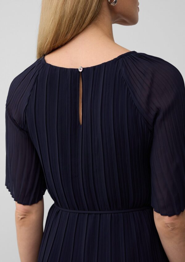 Plissiertes Chiffonkleid mit Bindegürtel