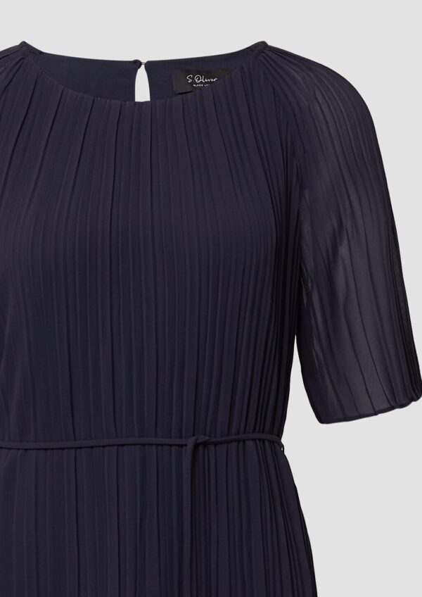 Plissiertes Chiffonkleid mit Bindegürtel