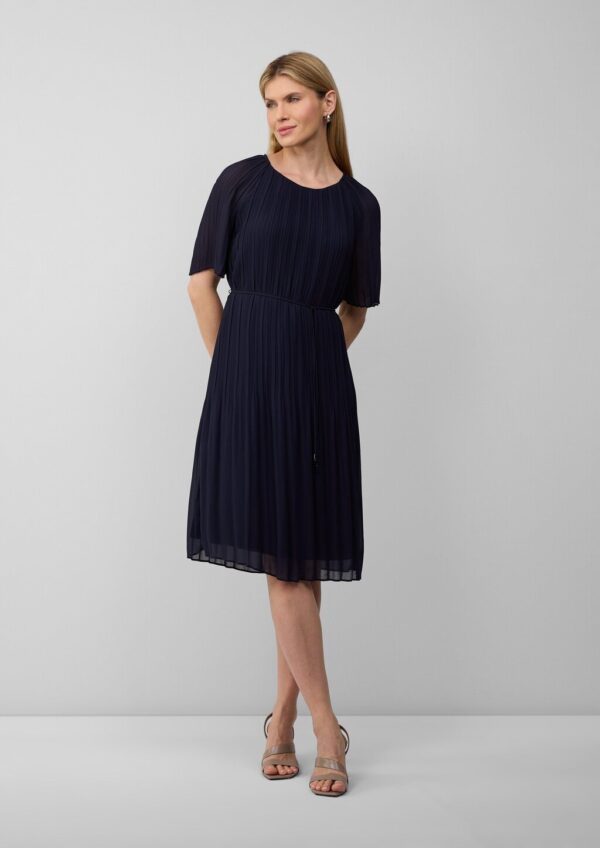 Plissiertes Chiffonkleid mit Bindegürtel